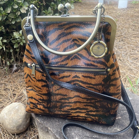 Elegant Tiger Print Handbag with Chain Strap - Picture 2 of 6